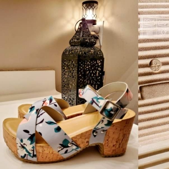 JOURNEE COLLECTION VALENTINA SANDAL, SIZE 8 - Picture 4 of 7